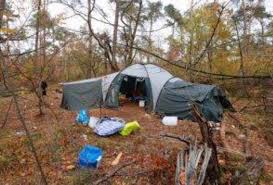 إخلاء أسرة تسكن في غابة بين بلدتي رأس منيف والمرجم إلى معسكر الحسين للشباب