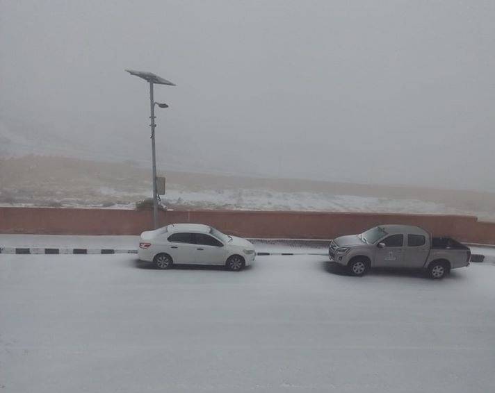 بالصور .. تراكم للثلوج واغلاقات جزئية للطرق في الطفيلة والبترا
