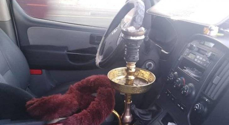 عاجل : الأمن يضبط سائقاً يدخن الأرجيلة أثناء القيادة و يسير بسرعة جنونية