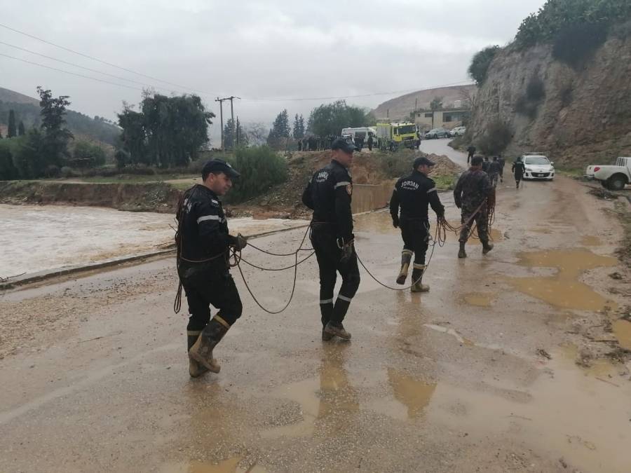 الدفاع المدني تمشط  وادي القمر بحثاً عن الشاب المفقود