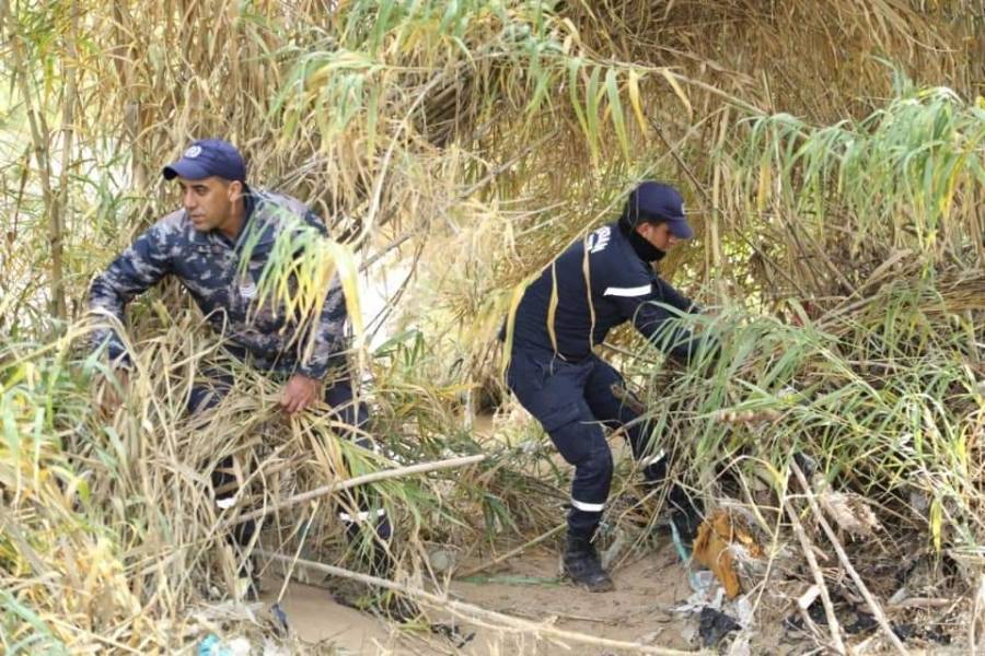 الدفاع المدني يواصل البحث عن الشاب الذي جرفته السيول في الزرقاء