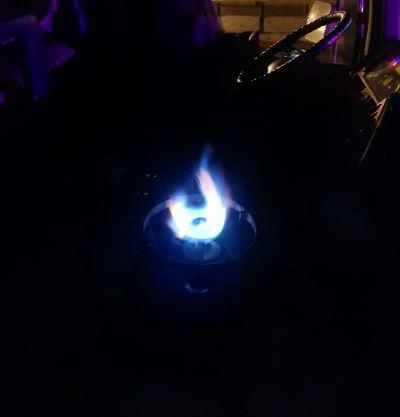 ضبط سائق يشعل غاز للتدفئة داخل مركبته