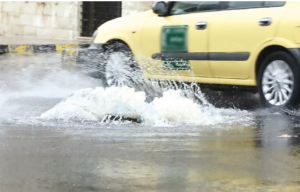 سائقوا تكسي يستغلون مواطنين في الظروف الجوية الصعبة بالأجر و الانتقائية .. تفاصيل