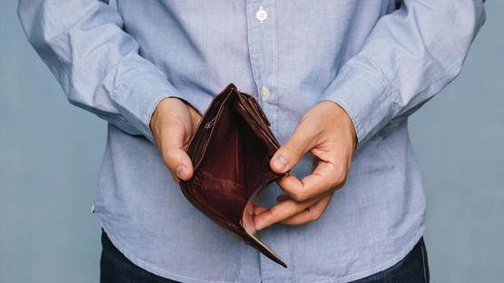 تعثر مقاول حصل على تسهيلات بـ58 مليون دينار يرمي 150 موظفاً بـالشارع