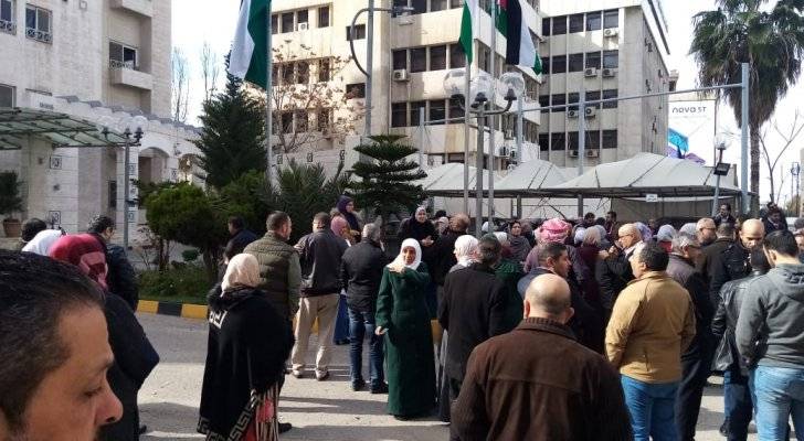 وقفة احتجاجية لموظفي وزارة الطاقة بعد وقف مكافآتهم