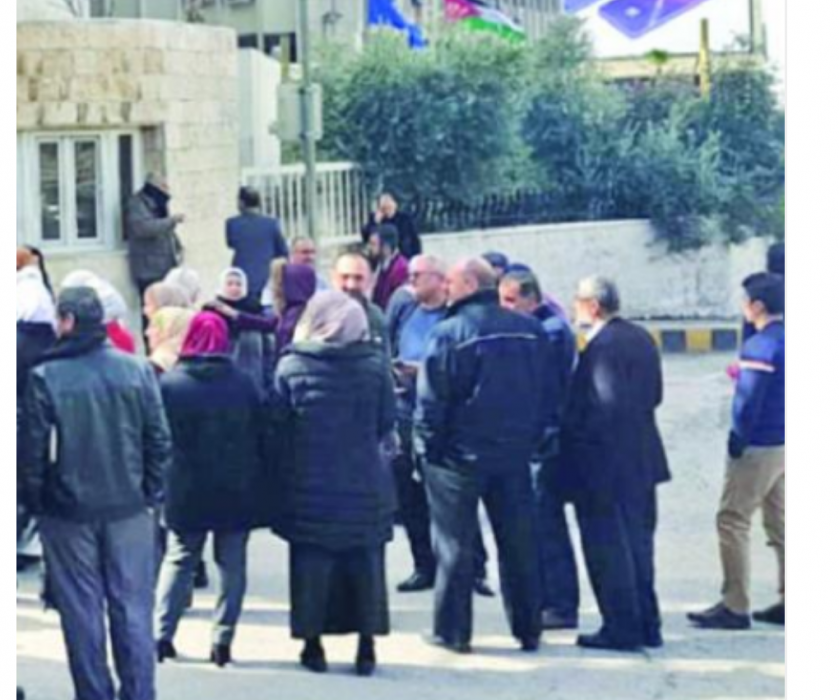 موظفو الطاقة يعتصمون احتجاجاً على الغاء مكافآتهم والوزارة تعد بالنظر