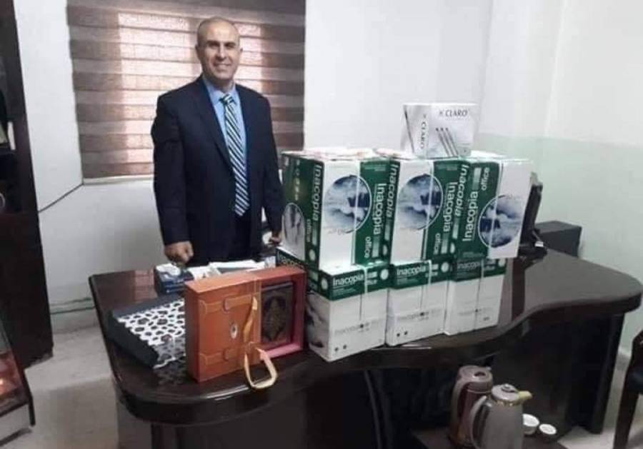 بعد احالته على التقاعد موظف يودع مكتبه  بطريقة فريدة..