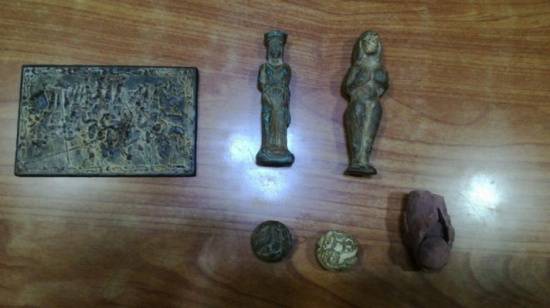 الامن الوقائي يضبط مجموعة من القطع الاثرية بحوزة ثلاثة اشخاص عرضوها للبيع بمبلغ ثمانية ملايين دينار .