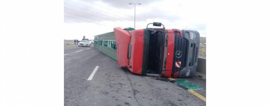 انقلاب تريلا محملة بمركبات على طريق الـ 100