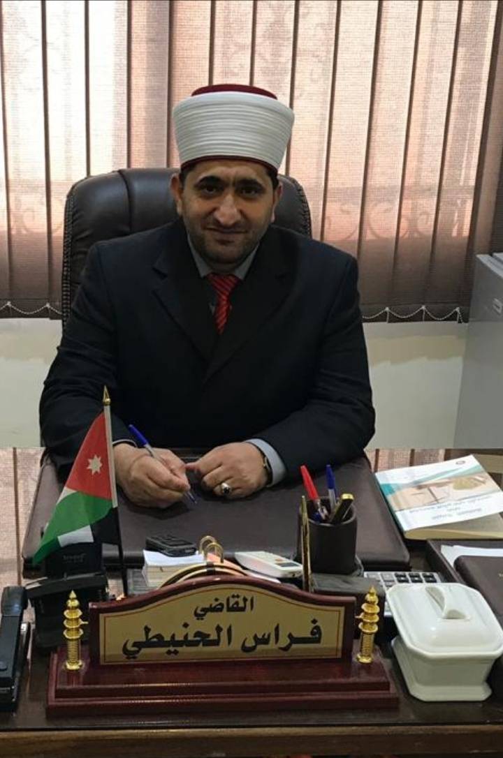 قاضي محكمة المفرق الشرعية الحنيطي يقبل رأس لاجئ سوري.