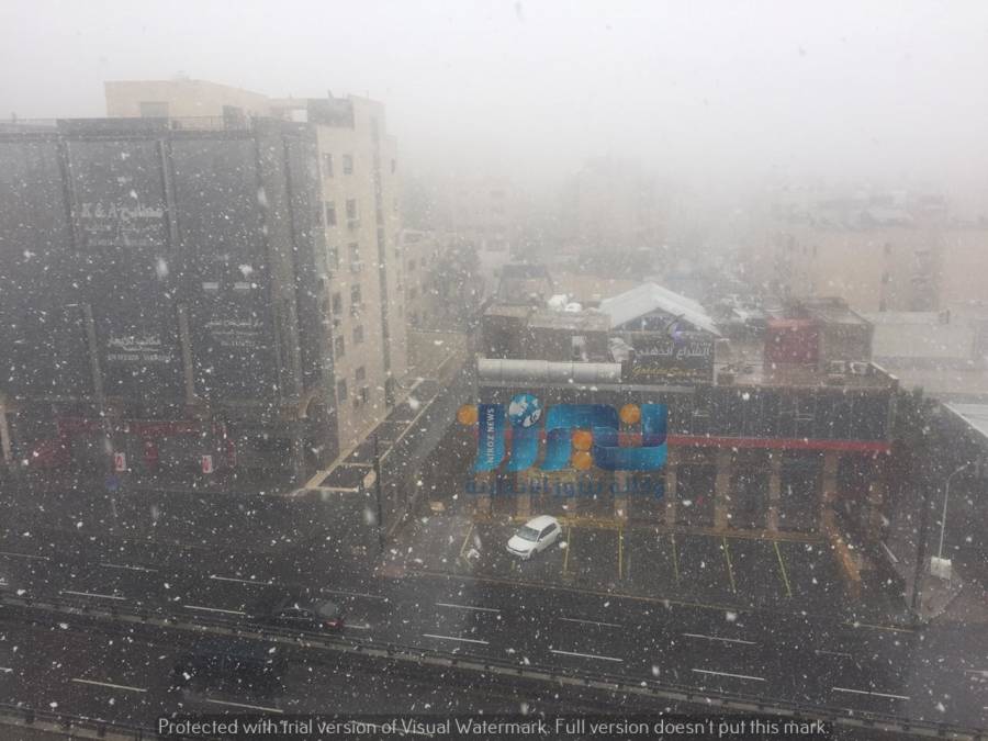 بالصور والفيديو... الثلج يتساقط بكثافة في عمان