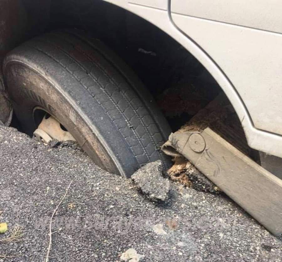 بلدية غرب اربد : سقوط عجلات مركبة بالاسفلت سببه تنفيذ خاطئ