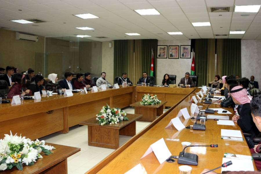 نظمت وزارة التربية والتعليم جلسة حوارية لرؤساء ومسؤولي المجالس البرلمانية الطلابية في مديريات التربية والتعليم