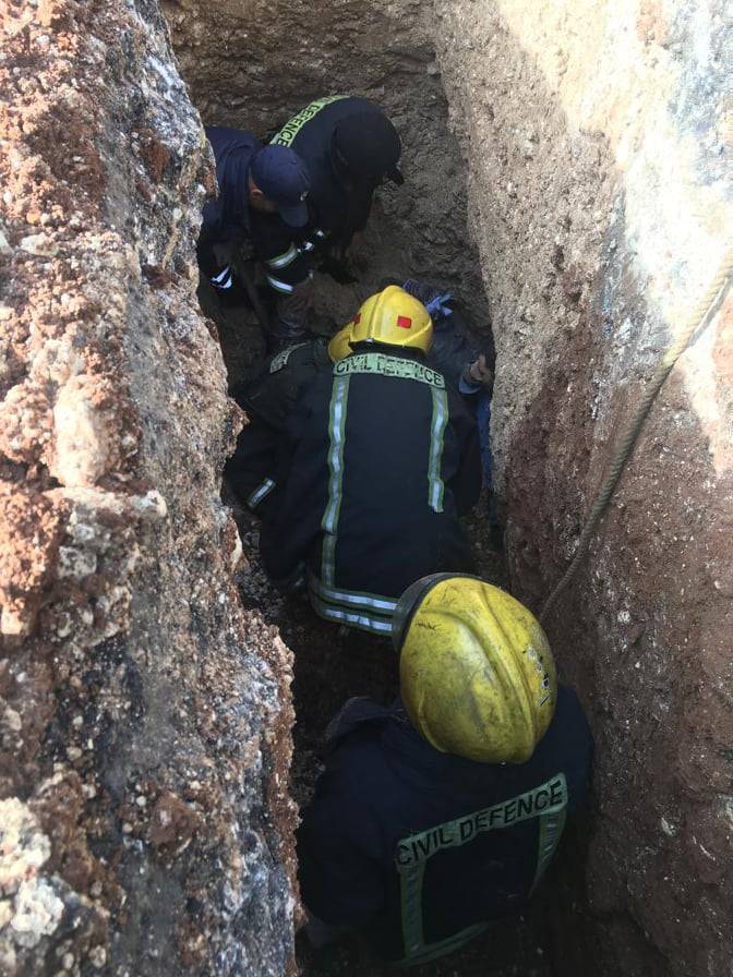 بالصور .. الدفاع المدني يتعامل مع حادث انهيار اتربة على شخصين في عمان