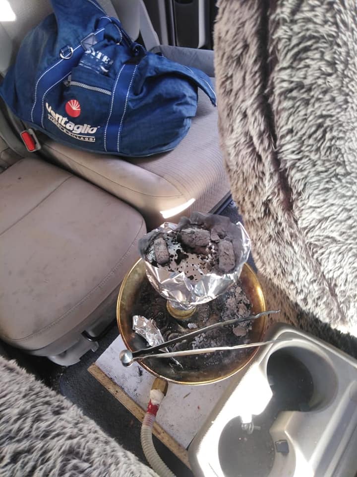 ضبط شخص يدخن الأرجيلة أثناء القيادة على اوتوستراد المفرق  الزرقاء