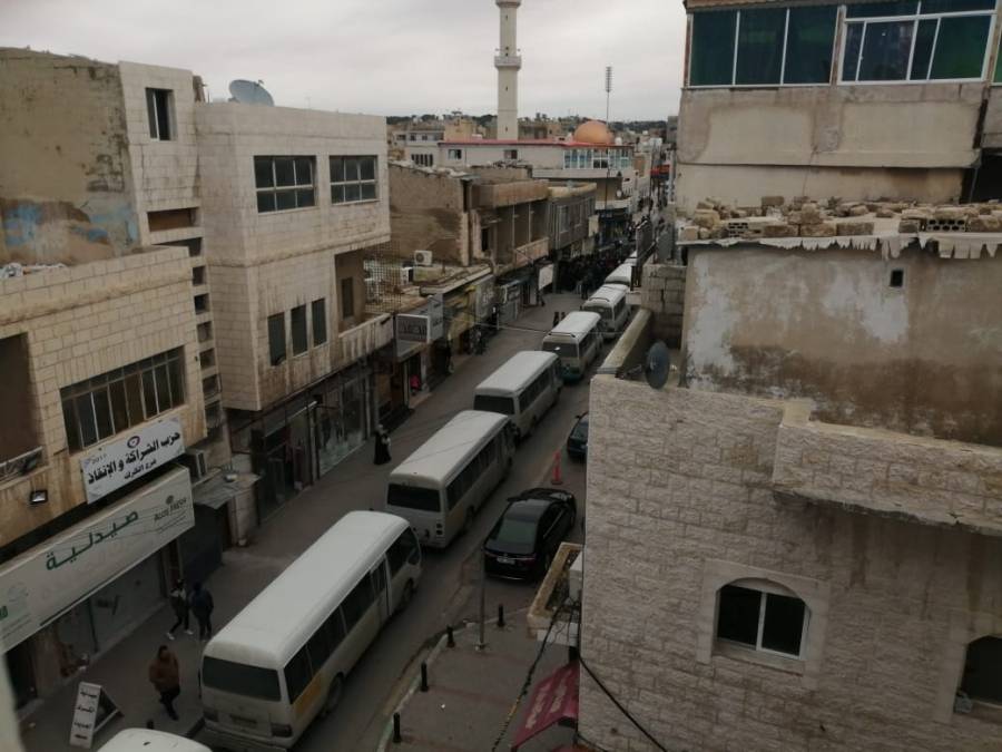 حافلات عمومية تغلق شوارع رئيسية في الكرك احتجاجاً على نقل مجمع الحافلات