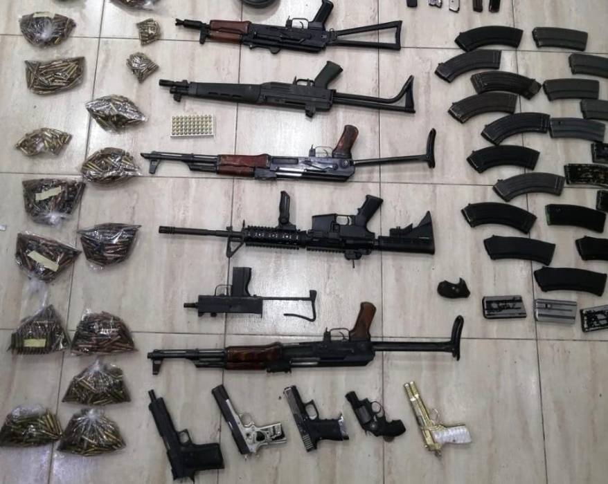 ضبط ١١ سلاحاً نارياً خمسة منها اوتوماتيكية وكميات كبيرة من الذخيرة بمداهمة منزل احد الاشخاص في العاصمة .