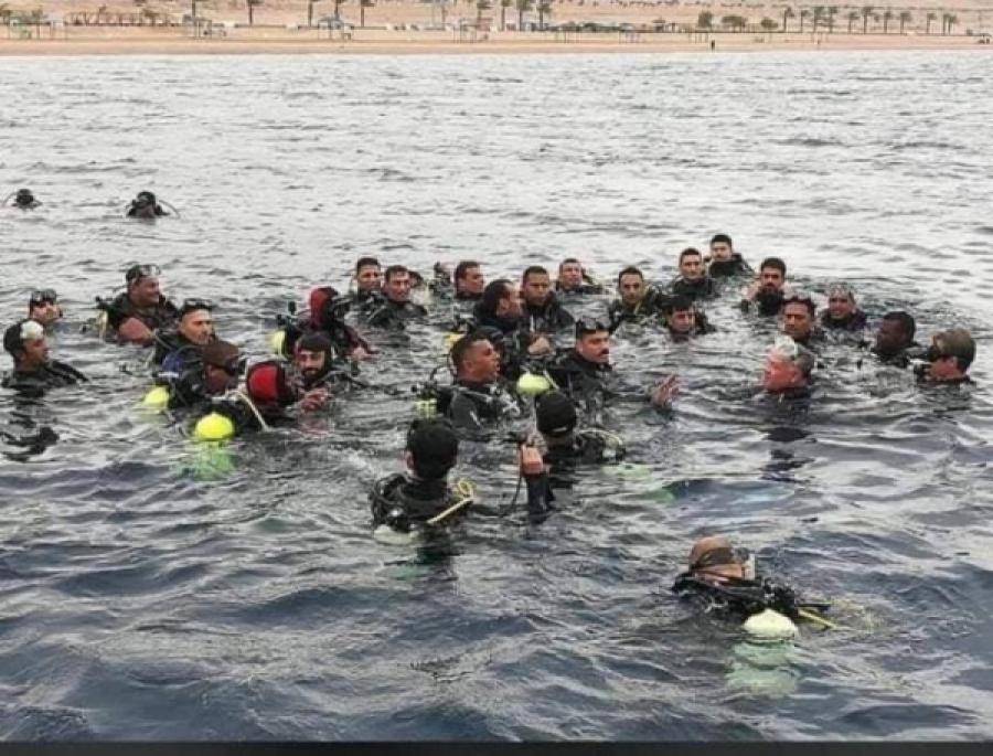 الملك يشارك برحلة غطس في خليج العقبة