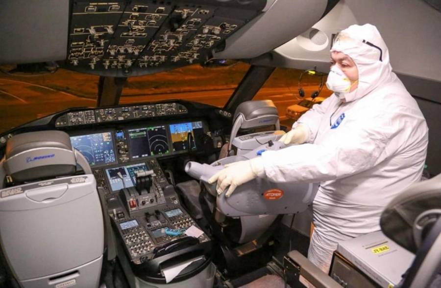 الملكية تجري عملية تعقيم دقيقة وشاملة لطائرتها العائدة من الصين..صور