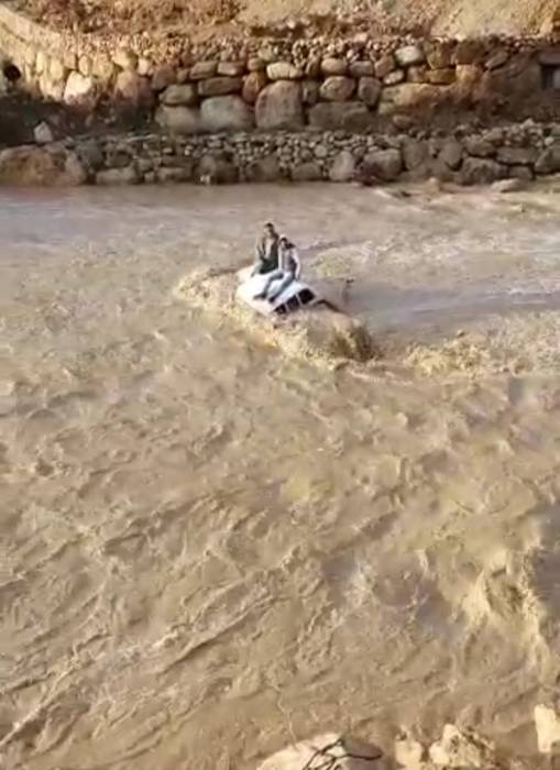 بالفيديو الدفاع المدني ينقذ شخصين علقت مركبتهم داخل مجرى سيل في محافظة جرش
