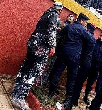 مواطن يهدد بحرق نفسه مطالباً بإعادة عربته التي صادرتها بلدية إربد