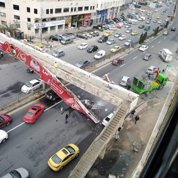 سقوط لوحة اعلانية من جسر للمشاة في عمان يتسبب في اغلاق شارع .. والدفاع المدني : لم نتعامل مع اية اصابات