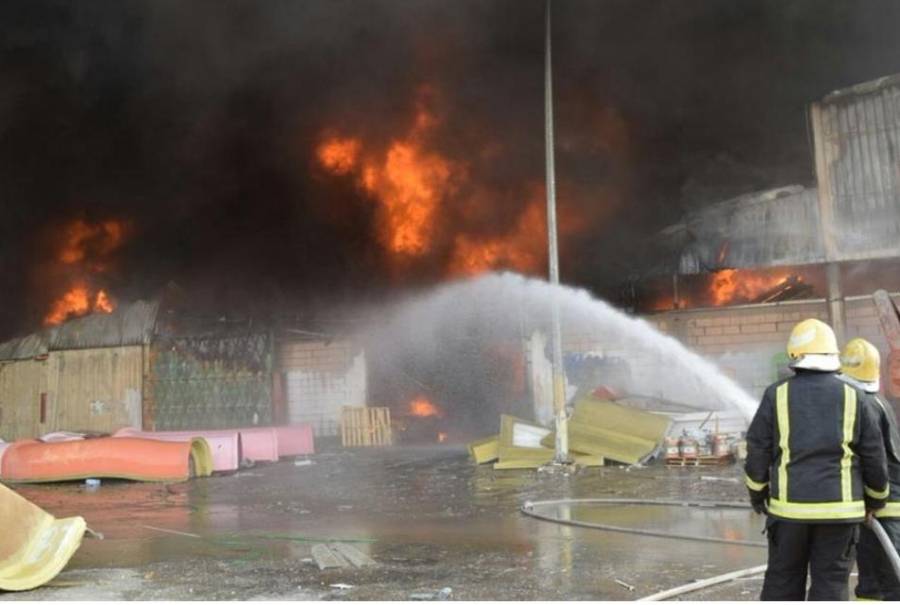 الدفاع المدني يخمد حريق مستودع للإطارات في محافظة العقبة