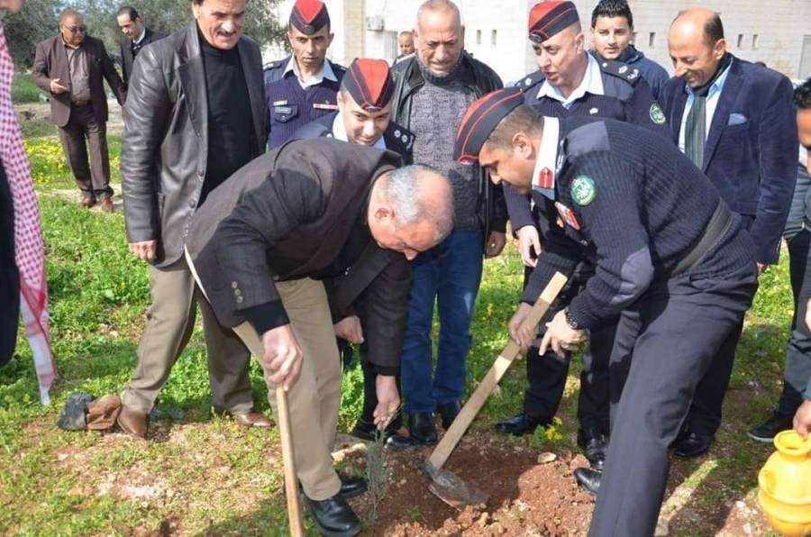 العقيد هزاع الطورة يرعى الاحتفال  بيوم الشجرة في مركز أمن الكورة ... صور