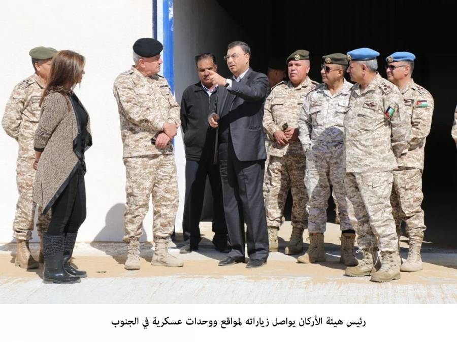 رئيس هيئة الأركان يواصل زياراته لمواقع ووحدات عسكرية في الجنوب