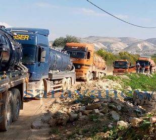 أصحاب صهاريج يواصلون احتجاحهم جراء سوء طريق محطة تنقية الشونه الشمالية