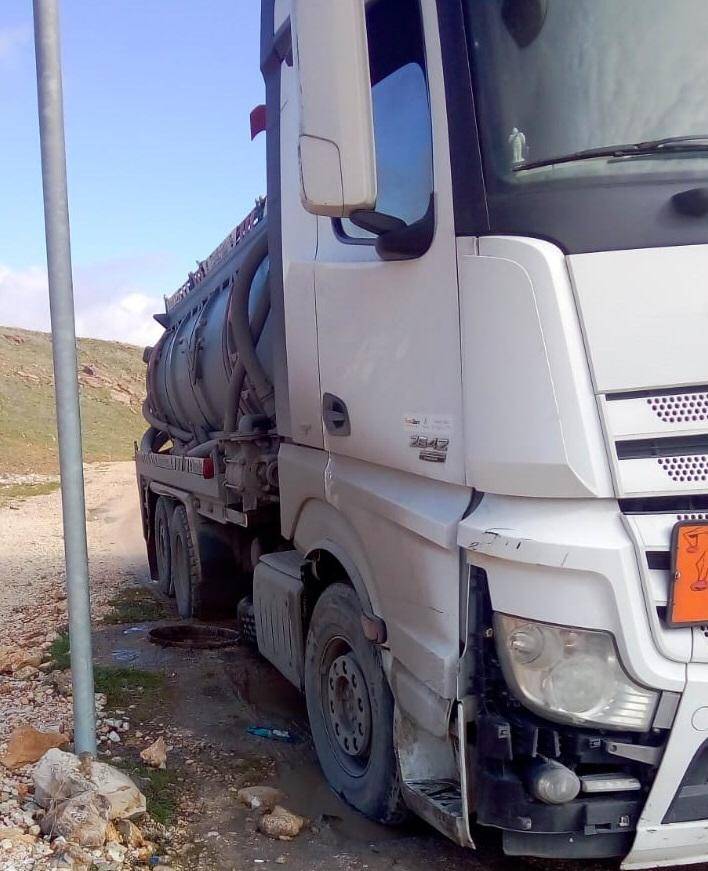 ضبط صهريج نضح  يفرغ حمولته في مرج الحمام