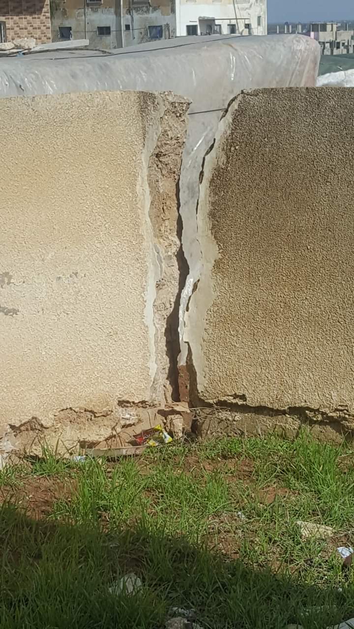 سقوط جزء من سور مبنى مركز صحي عمراوه الأولي (ونيروز) حذرت من سقوطه الأسبوع قبل الماضي... صور