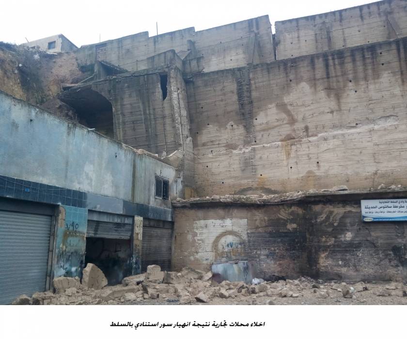 اخلاء محلات تجارية نتيجة انهيار سور استنادي بالسلط