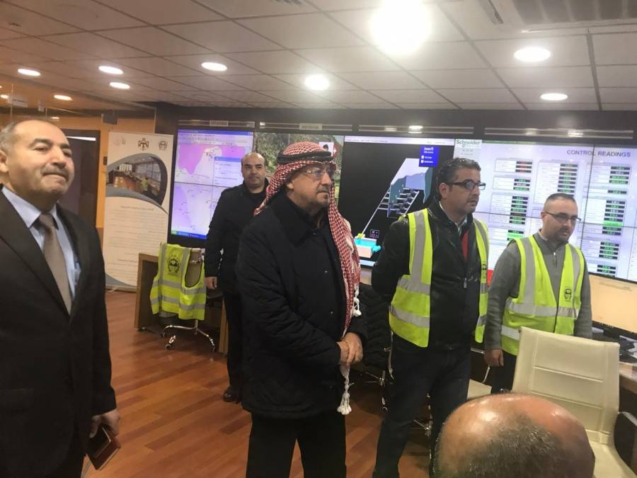 وزير المياه والري يتفقد مركز السيطرة والعمليات في قطاع المياه