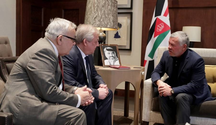 الملك يستقبل وفدا روسيا