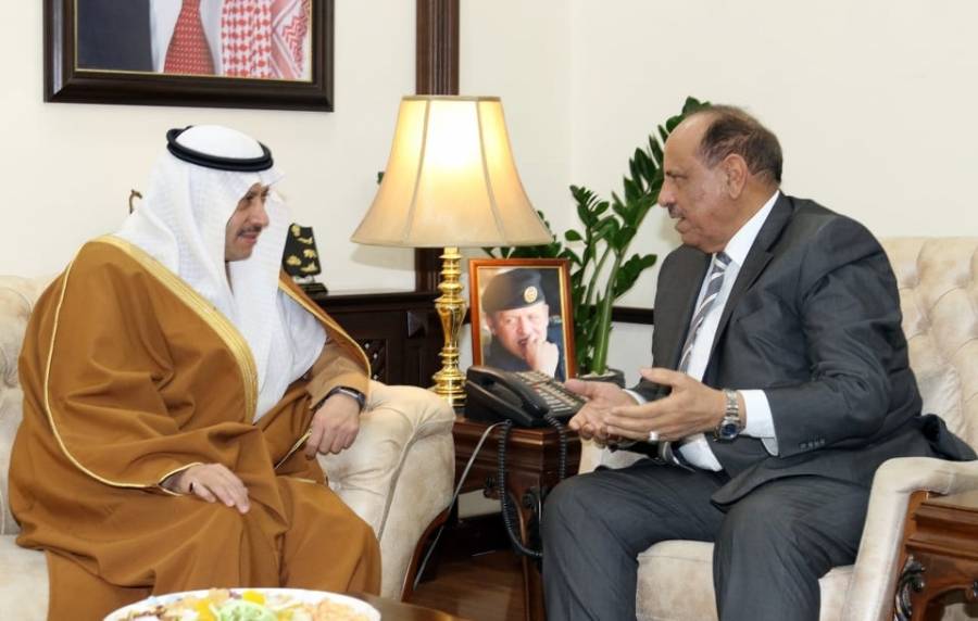 وزير الداخلية يلتقي السفير السعودي في عمان