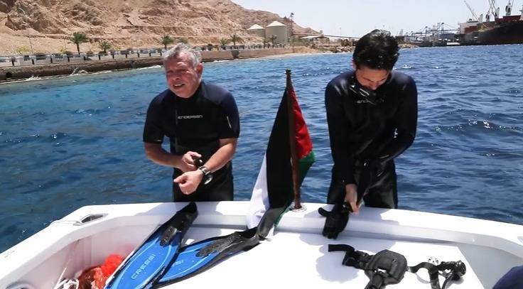 الملك وولي العهد يغوصان في خليج العقبة