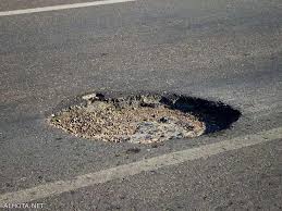 شكاوى من الحفر والمطبات العشوائية في طريق الشونة الجنوبية الكفرين