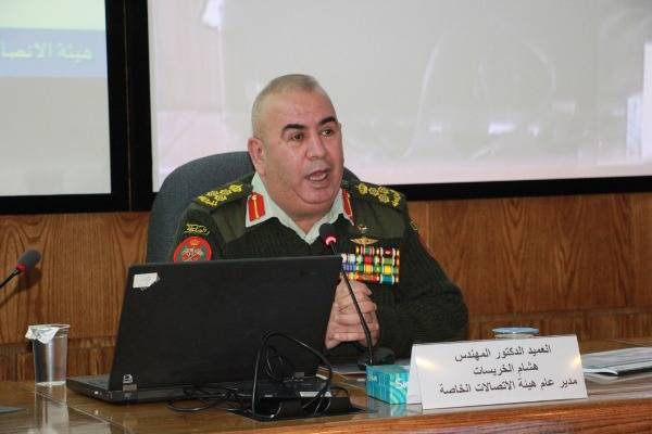 مدير عام هيئة الاتصالات يحاضر في كلية الدفاع الوطني الملكية