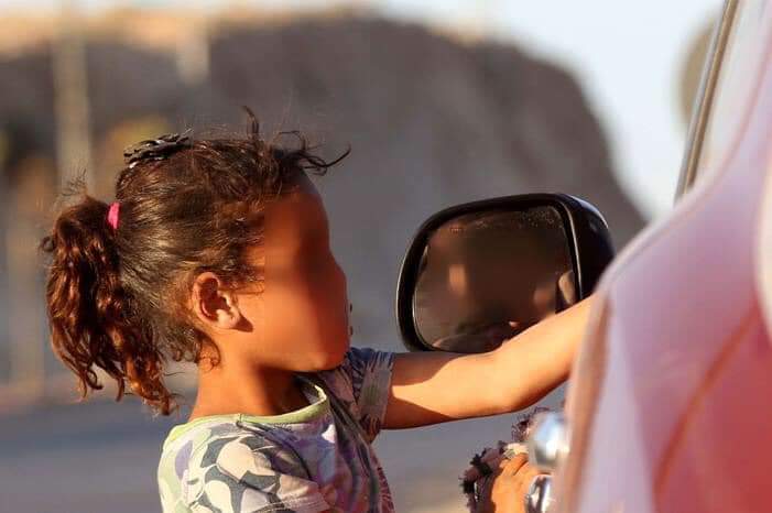 التنمية : تضبط شخص يسخر أطفاله الثلاث للتسول