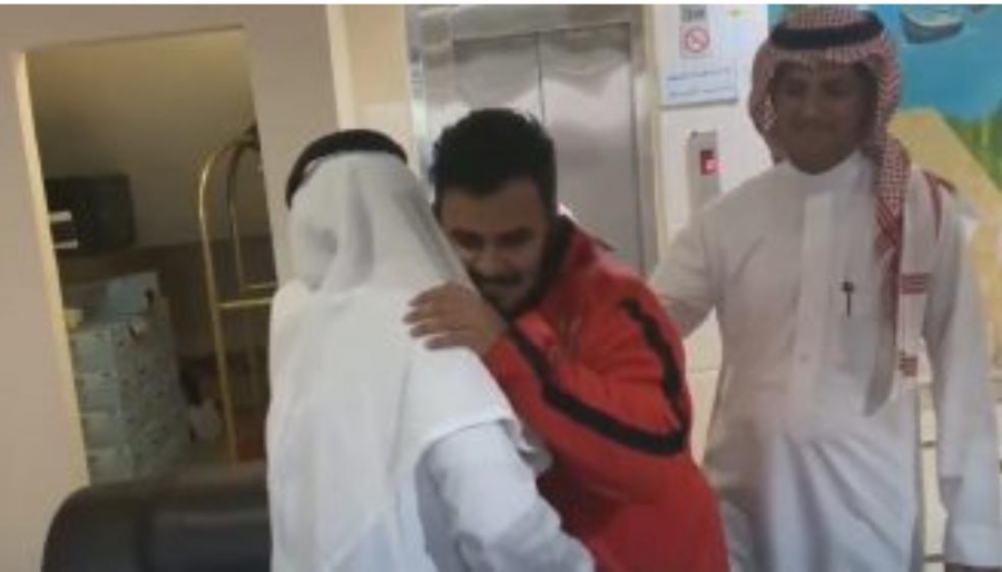 السعودي قرادي يلتقي أسرته بعد 27 عاما من اختطاف... تفاصيل