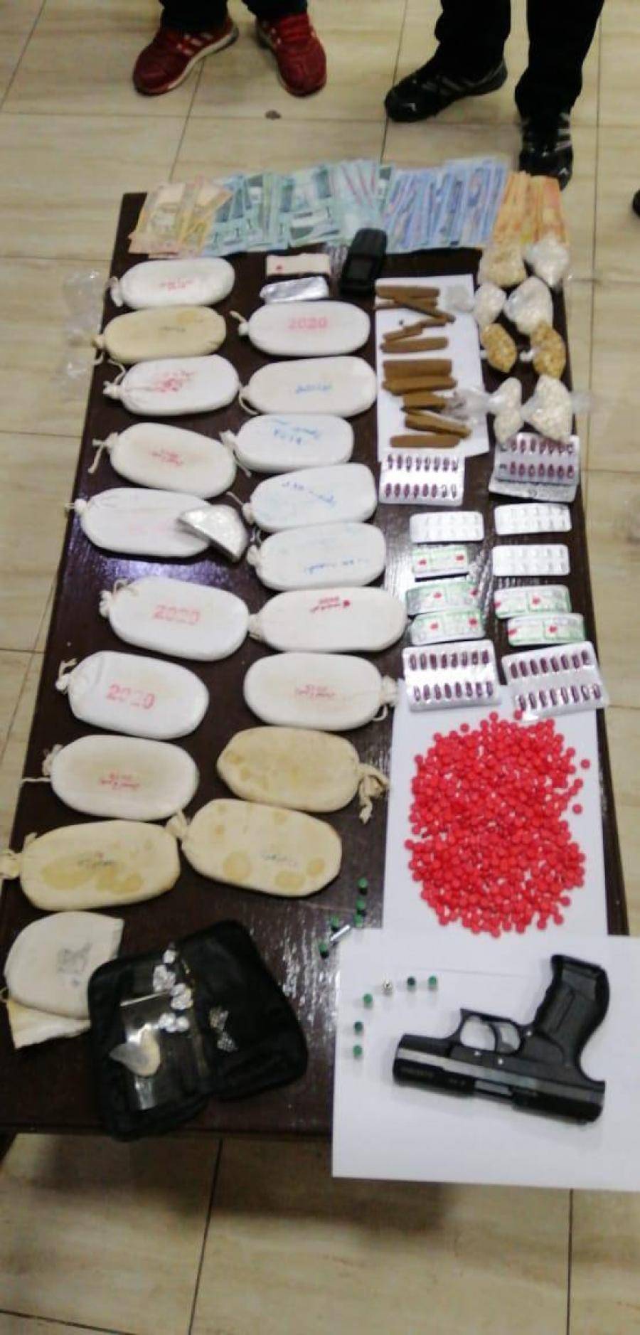 عاجل : القبض على ١٠ اشخاص من مروجي المواد المخدرة وبحوزتهم كميات كبيرة من تلك المواد وثلاثة اسلحة نارية