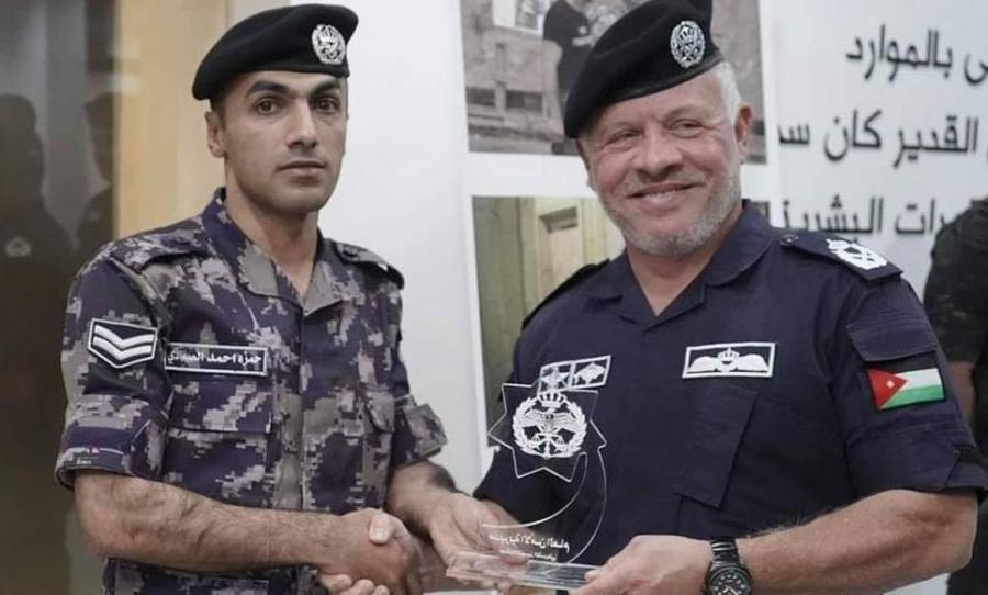 الملك يكرم العريف حمزة الصمادي