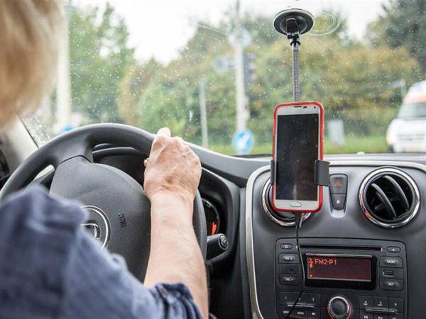 مخالفة باهظة للسائقين عبر تطبيقات غير مرخصة