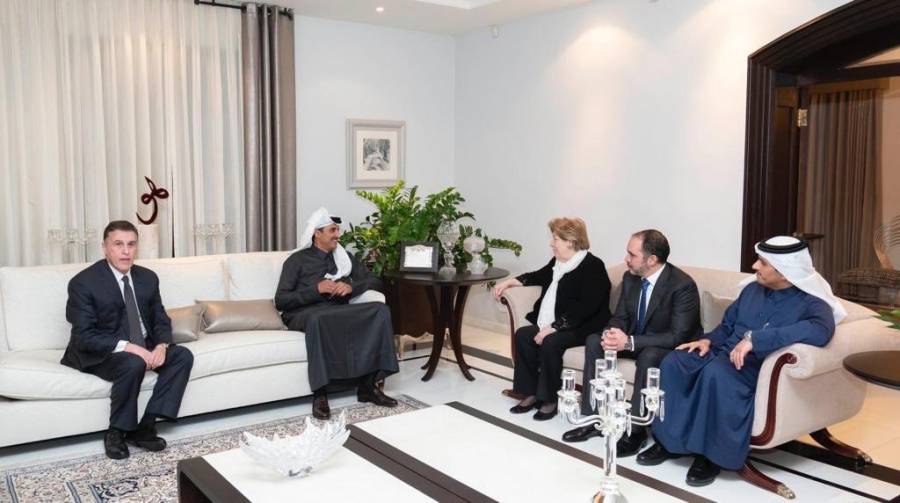 في لفتة وفاء وقبل مغادرته الأردن.. أمير قطر يزور أسرة القاضي ويقدم العزاء