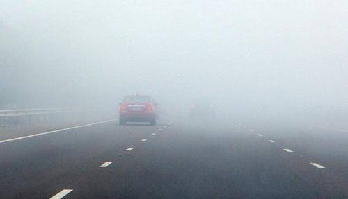 ضباب كثيف وتحذير من تدني مدى الرؤية على طريق المطار