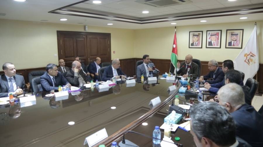 الرزاز: القطاع الصناعي محرك رئيسي للاقتصاد الوطني