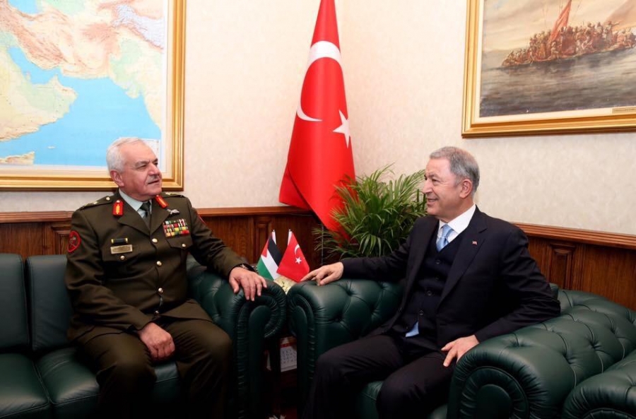رئيس هيئة الأركان المشتركة يلتقي وزير الدفاع التركي