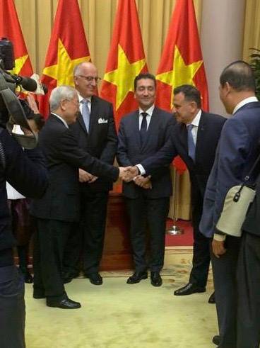 السفير الحمود يقدم اوراق اعتماده للرئيس الفيتنامي