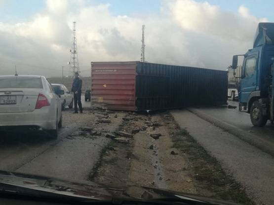 حادث سير يتسبب باغلاق طريق المفرق باتجاه الزرقاء... صور